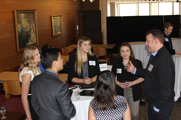 Alumni Council member Ross Kurth '05 speaks with Luther students about career options.